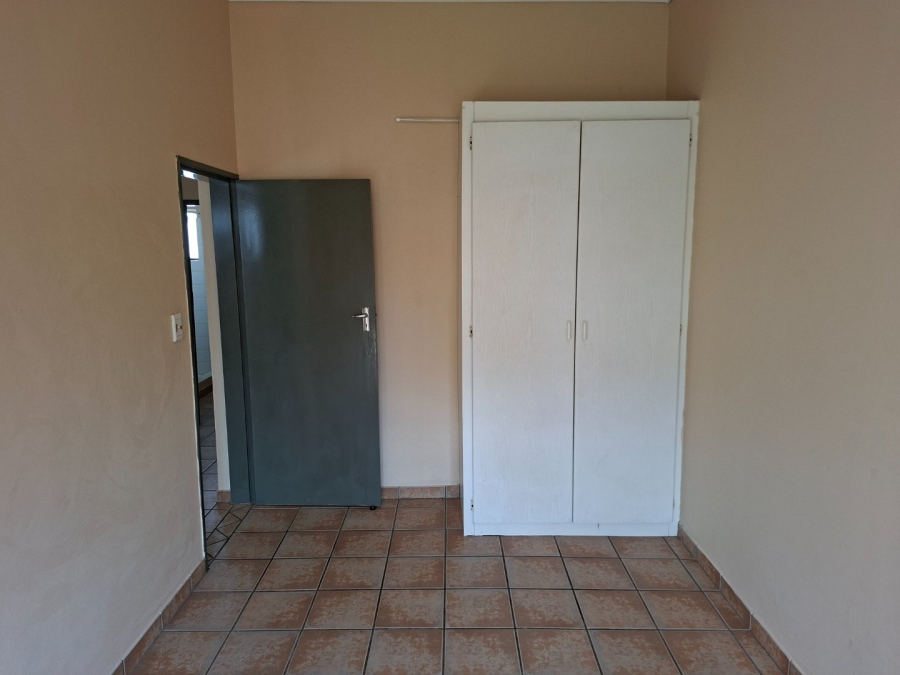 To Let 1 Bedroom Property for Rent in Kannoniers Park North West